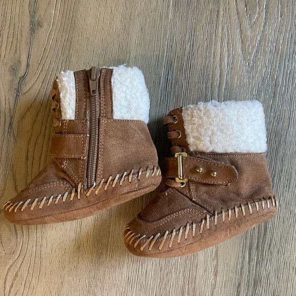 Stuart Weitzman Baby Moccasin Boots Infant Size 3 Buckle Sherpa! - Picture 1 of 5